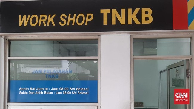 Korlantas Polri menyatakan bakal menerapkan pelat nomor putih pada Juni, pihak Samsat Cinere mengatakan siap dan menunggu instruksi.