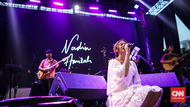 FOTO: Kunto Aji dan Nadin Amizah Manggung di Allo Bank Festival 2022