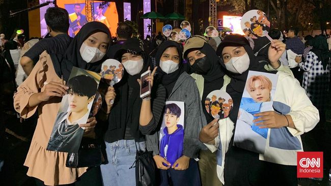 NCTzen tetap menikmati penampilan idola mereka, NCT Dream, melalui giant screen yang berada di kawasan Outdoor Stage Allo Bank Festival 2022.