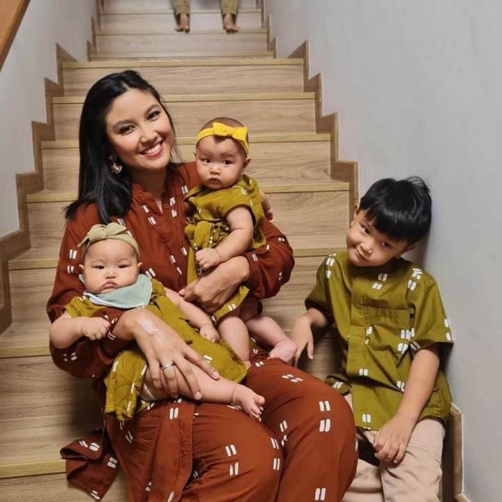 <p>Saat Lebaran, keluarga yang satu ini tampak kompak mengenakan pakaian yang bermotif sama. Ayah dan Bunda mengenakan pakaian yang sama, begitu pun dengan anak-anaknya. (Foto: Instagram @zivannaletisha)</p>