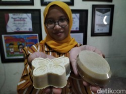 Inspiratif! Siswi SMP di Surabaya Bikin Sabun Herbal dari Lerak dan Porang