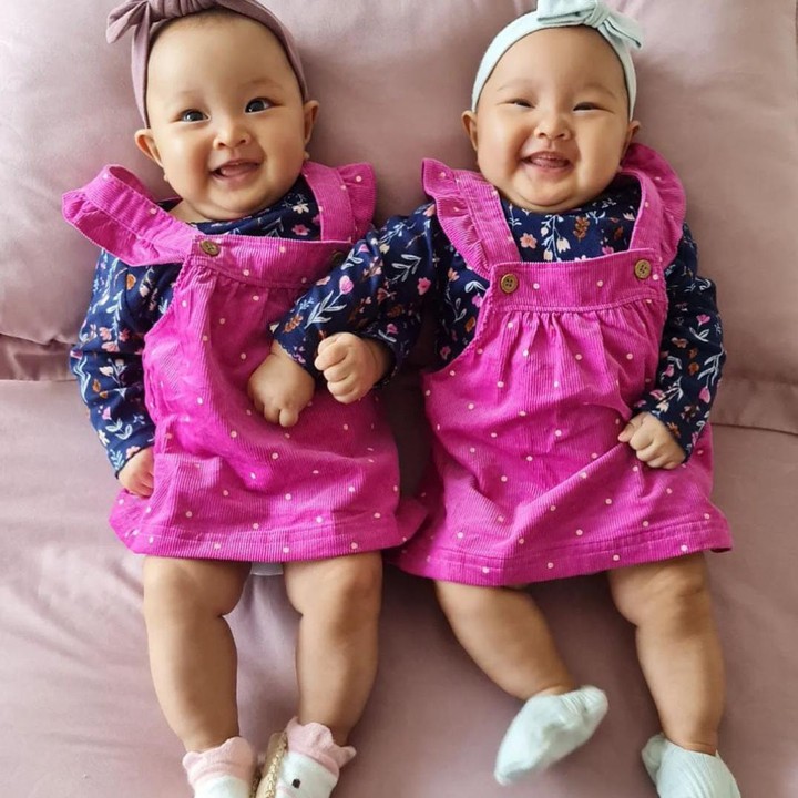 <p>Sering mendandani kedua putrinya itu dengan pakaian yang kompak dan membagikan potret mereka dengan ekspresi yang sangat lucu, membuat para netizen ikut gemas melihat tingkah laku bayi kembar ini. (Foto: Instagram @zivannaletisha)</p>