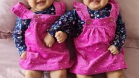 <p>Sering mendandani kedua putrinya itu dengan pakaian yang kompak dan membagikan potret mereka dengan ekspresi yang sangat lucu, membuat para netizen ikut gemas melihat tingkah laku bayi kembar ini. (Foto: Instagram @zivannaletisha)</p>