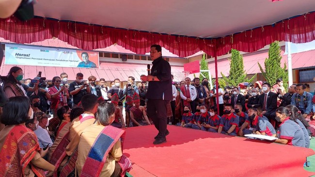 Sebagai wujud komitmen mendorong daya saing generasi muda Indonesia, Telkom menghadirkan bantuan digitalisasi pendidikan di Tarutung, Sumatera Utara.