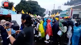 VIDEO: Antusiasme Warga Hujan-hujanan di Allo Bank Festival 2022