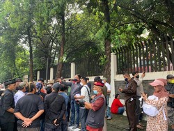 Massa Aksi Pendukung UAS Mulai Berdatangan di Depan Kedubes Singapura