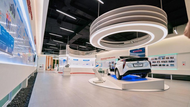 Toyota membuka fasilitas riset elektrifikasi dan mengundang akademisi membicarakan seputar topik ini buat masukan ke pemerintah mengejar netralitas karbon 2060.