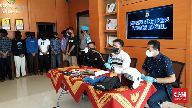 Sebanyak 17 pelajar di Bantul, DI Yogyakarta, ditangkap polisi karena diduga terlibat aksi konvoi sambil membawa senjata tajam.