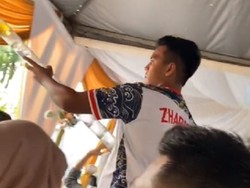 Keren! Aksi Tukang Cuci Piring Bawa Tumpukan Gelas Ini Bikin Terpukau