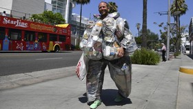 FOTO: Ketika Baju Sampah Bisa Jalan-jalan di Beverly Hils