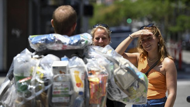 FOTO: Ketika Baju Sampah Bisa Jalan-jalan di Beverly Hils