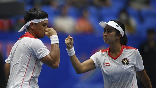 Penyerahan medali cabang tenis nomor ganda campuran SEA Games 2023 yang diwarnai mati lampu di Morodok Tennis Center viral di media sosial, Sabtu (13/5).