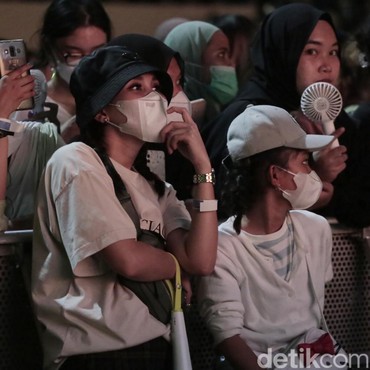 Ayu Ting Ting dan Bilqis Asyik Nonton Konser Stray Kids