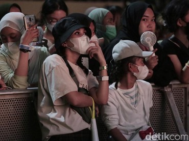 img-title Ayu Ting Ting dan Bilqis Asyik Nonton Konser Stray Kids