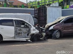 Cerita Barisan Bangkai Mobil Bersemayam di SPBU Ciamis