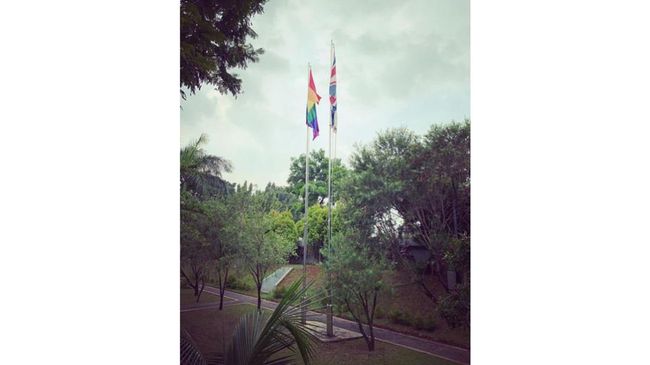 PA 212 serukan boikot produk Inggris usai pengibaran bendera LGBT di gedung Kedubes Inggris di Jakarta.