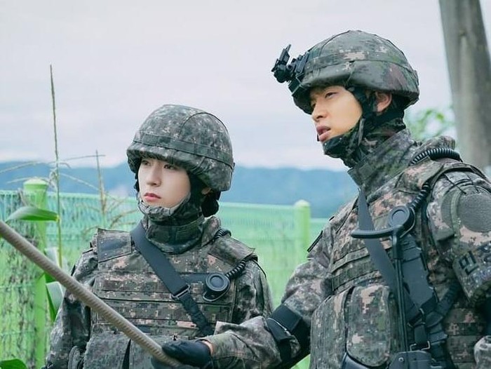 Krystal dan Jang Dong Yoon di Search memang bikin frustasi penggemar. Meski scene-scene romantis cukup jarang, tapi keduanya cocok banget saat pakai seragam militer./ Foto: instagram.com/k_crazepakistani