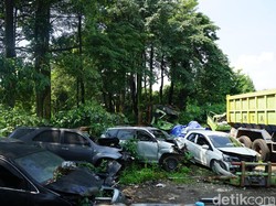 Pilu Keluarga Menatap Bangkai Mobil di Kuburan Cipularang