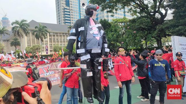 Massa buruh mengkritik praktik korupsi dan omnibus law UU Cipta Kerja yang dibuat secara ugal-ugalan di pemerintahan Jokowi-Ma'ruf.