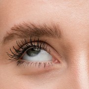 4 Kiat Ampuh Bersihkan Maskara Waterproof Tanpa Bikin Bulu Mata Rontok