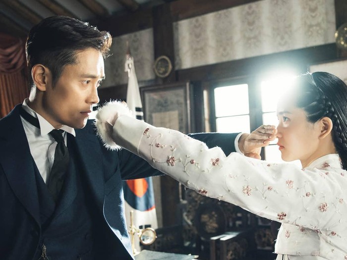 Meski terpaut usia yang cukup jauh, chemistry Lee Byung hun dan Kim Tae Ri di Mr Sunshine juga uwu banget. Dengan latar era awal 1900-an, keduanya sukses bikin baper penggemar dengan cara sederhana./ Foto: instagram.com/mrsunshinenetflix