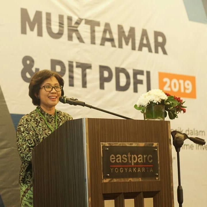 <p>Sebelum menjadi rektor, Ova Emilia merupakan Guru Besar Fakultas Kedokteran, Kesehatan Masyarakat, dan Keperawatan (FK-KMK) UGM, Bunda. Ia juga merupakan seorang alumnus Fakultas Kedokteran UGM, lho. (Foto: Instagram: @ovaemi)</p>