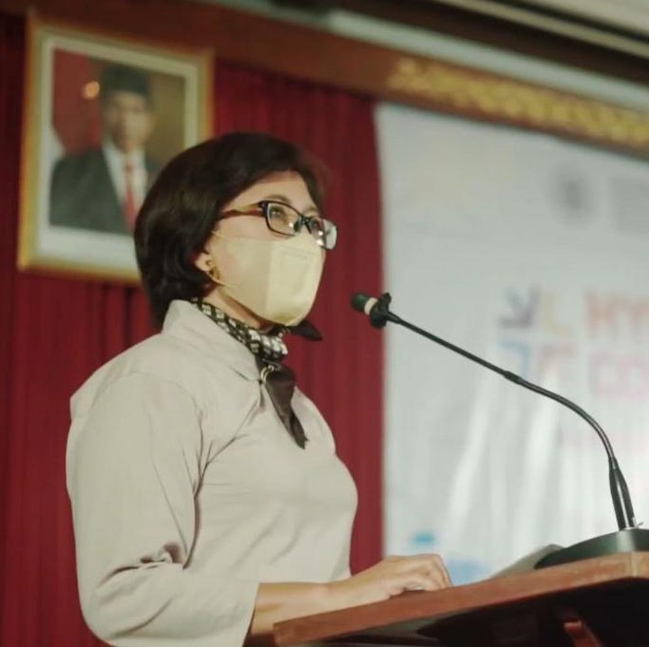 <p>Wanita kelahiran Yogyakarta 1965 ini pun bertekad untuk memperkuat pendidikan transdisiplin yang juga mendorong kewirausahaan sosial, kemandirian, dan keberagaman di kampus UGM. (Foto: Instagram: @ovaemi)</p>