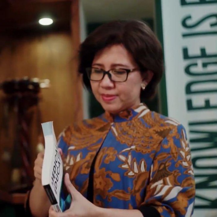 <p>Tak hanya mendedikasikan dirinya dalam dunia pendidikan, Ova Emilia juga merupakan ketua Asosiasi Fakultas Kedokteran Negeri Indonesia sejak 2018, Bunda. Hebat banget, ya! (Foto: Instagram: @ovaemi)</p>