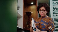 <p>Tak hanya mendedikasikan dirinya dalam dunia pendidikan, Ova Emilia juga merupakan ketua Asosiasi Fakultas Kedokteran Negeri Indonesia sejak 2018, Bunda. Hebat banget, ya! (Foto: Instagram: @ovaemi)</p>