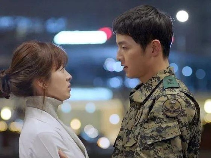 Peran Song Joong Ki dan Song Hye Kyo di Descendants of the Sun memang tak bisa dilupakan. Sempat menikah di tahun 2017, namun keduanya memilih berpisah di tahun 2019. Kendati sudah berpisah, Song Song Couple selalu difavoritkan hingga kini, Beauties./ Foto: instagram.com/descendants_ofthe_sunofficial