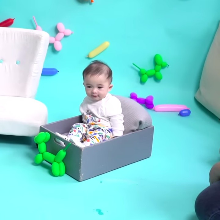 <p>Dengan menggunakan background dan dekorasi dengan warna ceria, para bayi pun terlihat cukup bergembira, nih. (Foto: YouTube Rans Entertainment)</p>