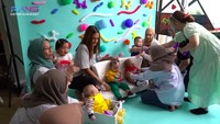 <p>Pada sesi pertama, seluruh bayi viral ini dikumpulkan di satu studio. Mereka pun memperlihatkan gaya yang menggemaskan, lho. (Foto: YouTube Rans Entertainment)</p>