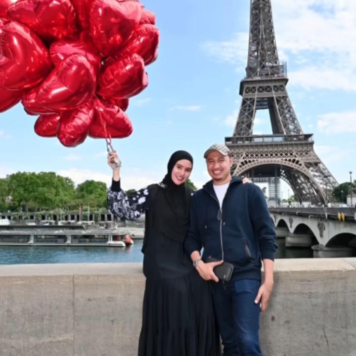 <p>Kartika Putri memutuskan untuk melakukan <em>babymoon</em> ke Paris, Prancis, saat hamil anak keduanya. Selama <em>babymoon</em> di Paris, Kartika Putri ditemani oleh sang suami Habib Usman Bin Yahya. Salah satu tempat yang dikunjunginya saat <em>babymoon</em> adalah menara Eiffel, Bunda. Pasangan yang menikah pada 26 Agustus 2018 ini memamerkan momen romantis tersebut di media sosial. Kartika Putri sendiri melahirkan anak keduanya pada 13 Oktober 2022. (Foto: Instagram: @kartikaputriworld)</p>