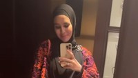 <p>Tak hanya berpose di depan landmark kota Paris, Kartika dan suami juga menyempatkan untuk melakukan makan malam romantis, nih. (Foto: Instagram: @kartikaputriworld)</p>