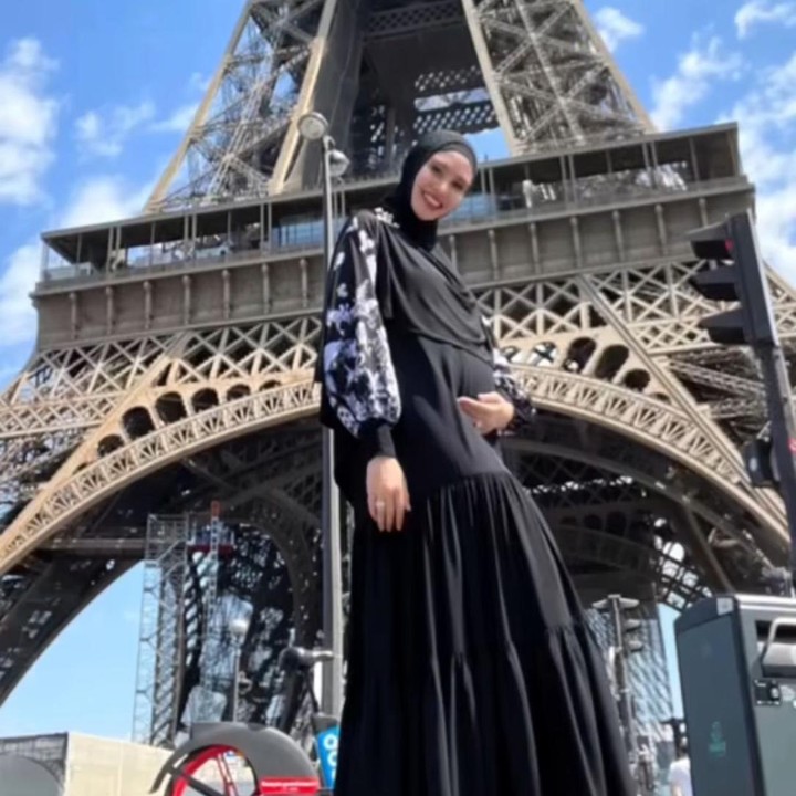 <p>Kartika juga menyempatkan berpose sambil memamerkan baby bump nya, lho. (Foto: Instagram: @kartikaputriworld)</p>