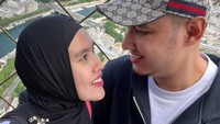 <p>Setelah mengadakan syukuran, Kartika Putri dan suami memutuskan untuk melalukan <em>babymoon</em> ke Paris, Prancis, Bunda. Keduanya pun terlihat sangat kompak dan mesra, lho. (Foto: Instagram: @kartikaputriworld)</p>