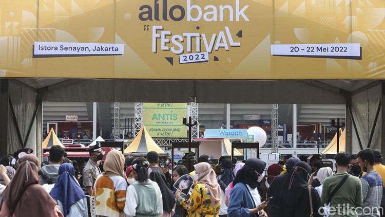 Red Velvet akan menjadi bintang utama pada hari kedua gelaran Allo Bank Festival 2022. ReVeluv sudah memadati Istora, tak sabar bertemu idola, Sabtu, 21/5/2022.