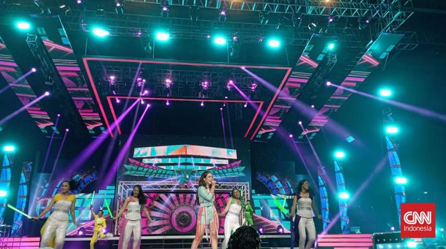 Pendangdut Putri Isnari ajak penonton berjoget bersama di acara Allo Bank Festival 2022 pada Sabtu (21/5).