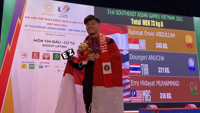 Lifter Indonesia Rahmat Erwin Abdullah raih medali emas angkat besi di kelas 73kg putra sekaligus pecahkan rekor di SEA Games 2021 (2022).