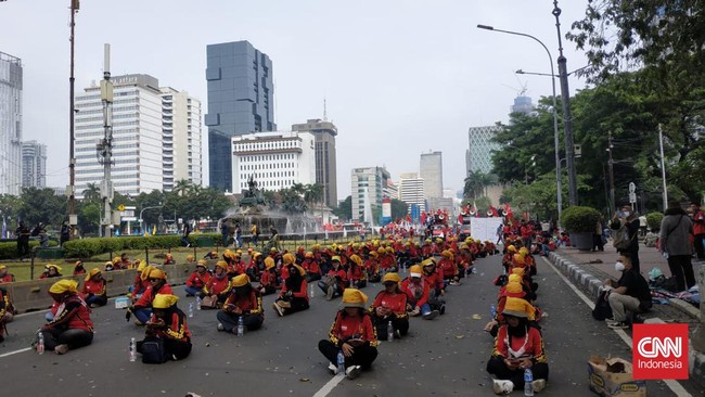 Massa memilih menggelar aksi unjuk rasa pada hari ini bertepatan dengan lengsernya Presiden Soeharto pada 21 Mei 1998.