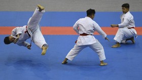 FOTO: Tim Karate Putra Indonesia Sabet Emas SEA Games