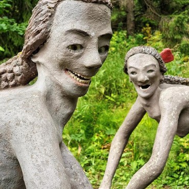 Ngeri! Taman di Finlandia Pamerkan 500 Patung yang Pakai Gigi Asli Manusia