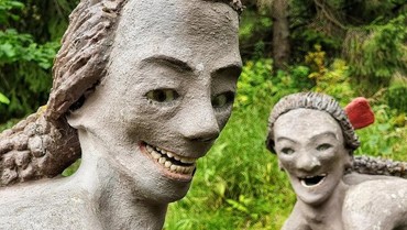 Ngeri! Taman di Finlandia Pamerkan 500 Patung yang Pakai Gigi Asli Manusia