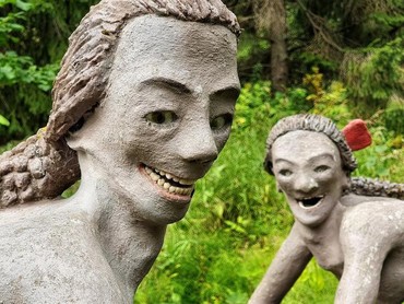 Ngeri! Taman di Finlandia Pamerkan 500 Patung yang Pakai Gigi Asli Manusia