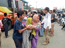 Korban Luka Kecelakaan Bus Maut Ciamis Tiba di Tangerang, Disambut Isak Tangis