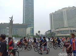 Antusiasme Warga Ikut CFD di Bundaran HI Meski Cuaca Mendung