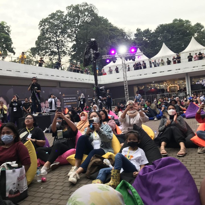 Area panggungdipenuhi oleh para penonton nih, Bunda. Bahkan sebelum acara dimulai lho. Seru banget, ya! (Foto: Mutiara Ananda/ HaiBunda)
