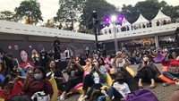 Area panggungdipenuhi oleh para penonton nih, Bunda. Bahkan sebelum acara dimulai lho. Seru banget, ya! (Foto: Mutiara Ananda/ HaiBunda)