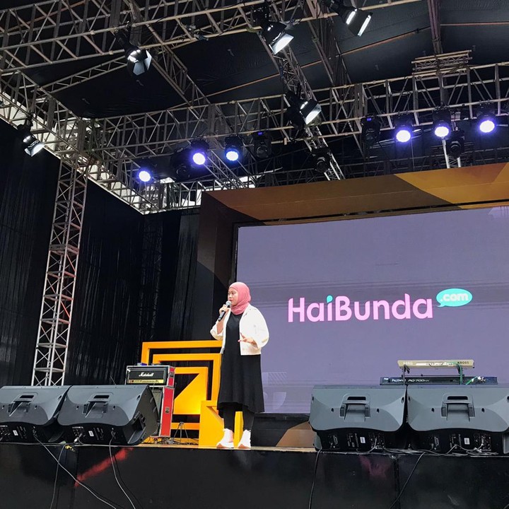 Tak hanya Bunda Gamila Arief dan Bunda Mega, Bunda Musdalifah juga tampil dan menghibur para Bunda, nih. Kelakuannya di panggung bikin perut para penonton terkocok, Bunda. (Foto: Mutiara Ananda/ HaiBunda)