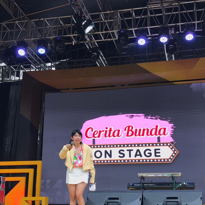 Bunda Gamila Arief muncul terlebih dahulu dan menceritakan keluh kesahnya mengurus sang anak yang tengah memasuki usia remaja. (Foto: Mutiara Ananda/ HaiBunda)